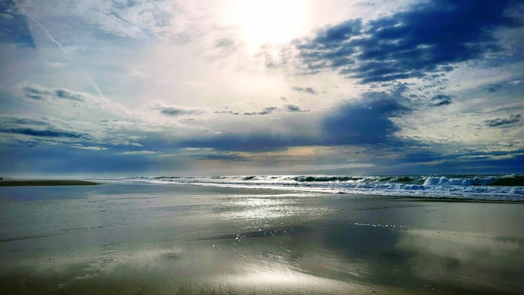 the sun shines through the clouds over the ocean